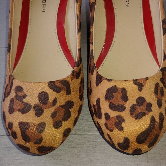 EUC CL by Laundry Leopard Print Faux Suede Wedge Pump - Size 8.5 - Picture 4 of 8